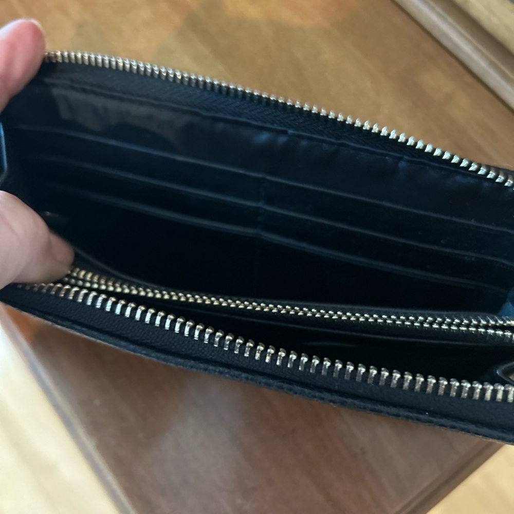 L Eternite Women’s Zippered Black Wallet - Picture 5 of 11
